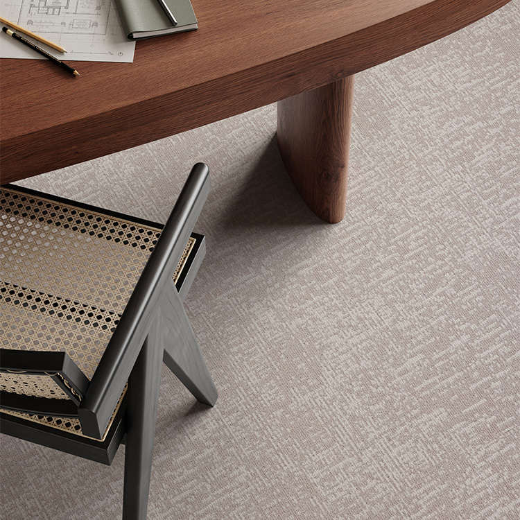 Interieurvoorbeeld - kantoorvloer - Pattern tapijttegels van IVC Commercial - Tailored