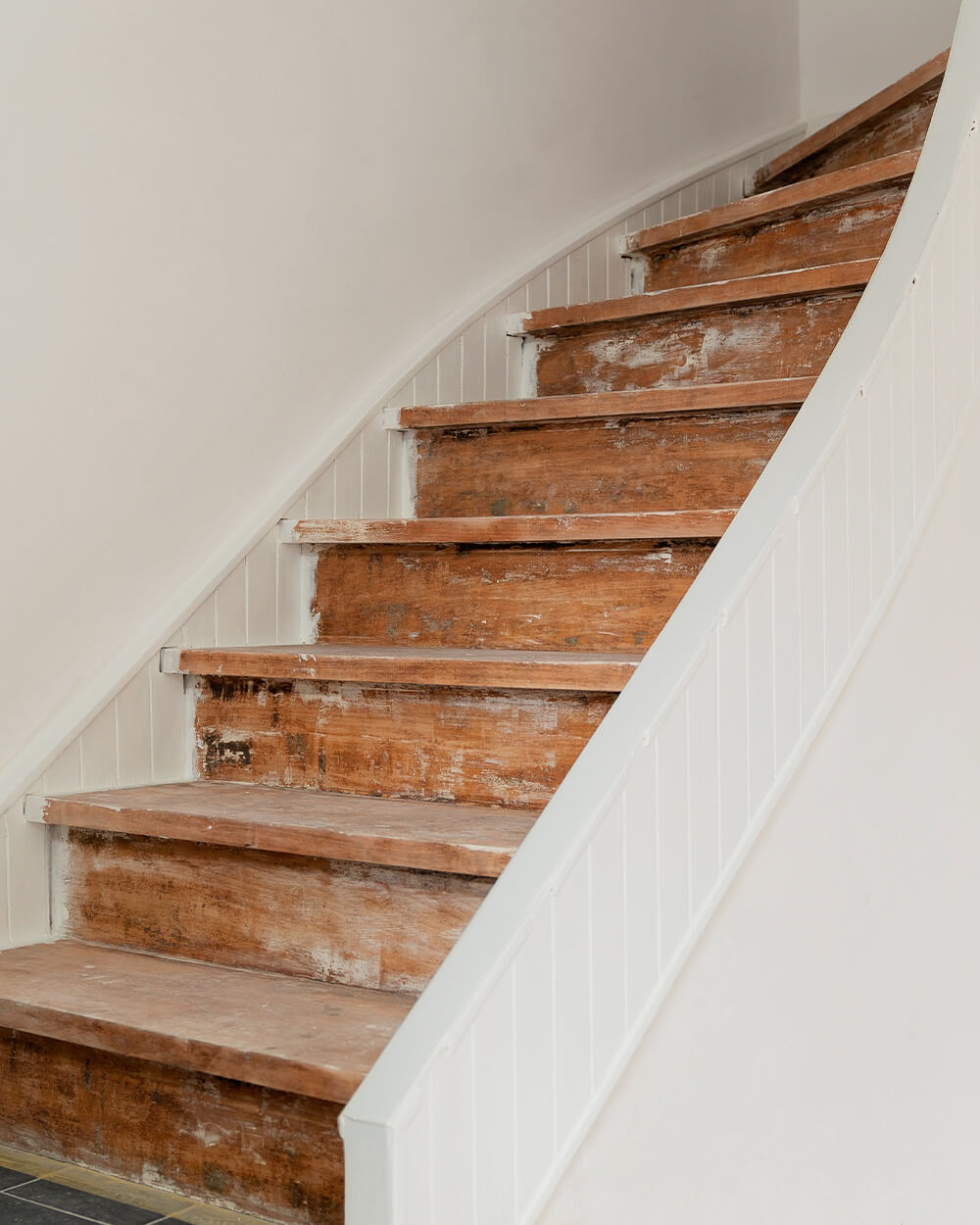 Revêtement d’escalier en vinyle - photo d’un ancien escalier avant la rénovation - sol en vinyle Moduleo LayRed